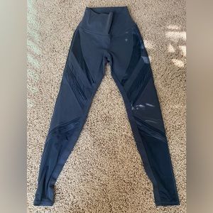 Alo yoga graphite yoga with detail and vents perfect for hot yoga. Size XS